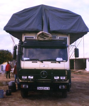 Ein Dachzeltbus in Marokko auf dem Campingplatz