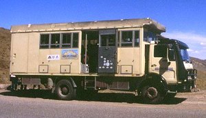 Dachzeltbus im Hohen Atlas auf 2260 m Höhe
