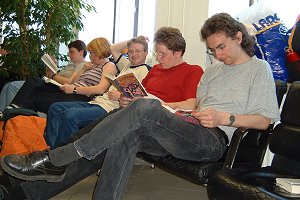 Letzte Lesegruppe vor der F&auml;hre - von Martin