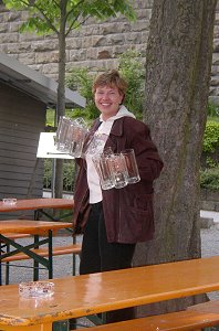 Sabine beim Abr&auml;umen